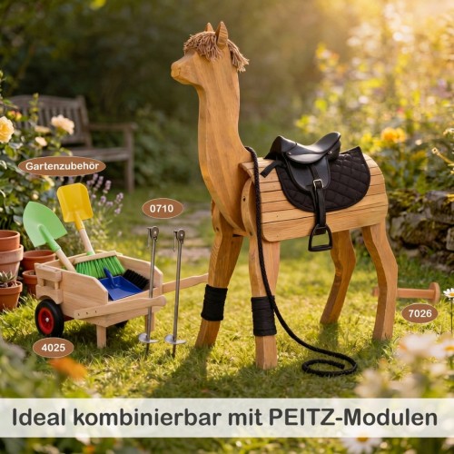Holz Alpaka mit praktischem Outdoor-Zubehör wie Bodenankern, Pflege- und Gartenspielzeug.